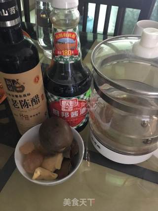 罗汉果陈醋泡鸡脚的做法步骤：1