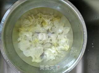 快手甜品~新鲜银耳花的做法步骤：1