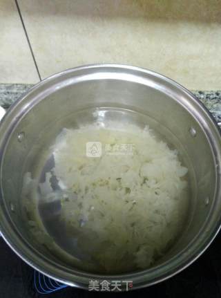 快手甜品~新鲜银耳花的做法步骤：2