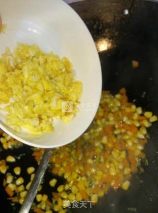 玉米红萝卜蛋炒饭的做法步骤：10