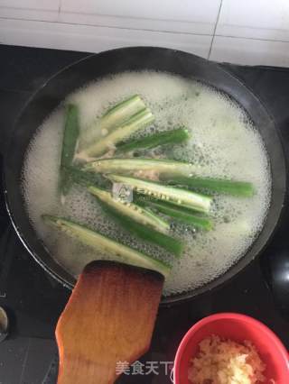 蒜蓉秋葵的做法步骤：3