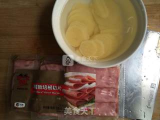 蛋抱土豆培根的做法步骤：1