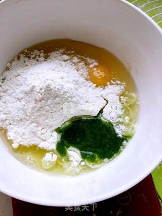 芹菜虾皮鸡蛋饼（少油版）的做法步骤：2