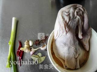 砂锅酱烧鸭的做法步骤：1