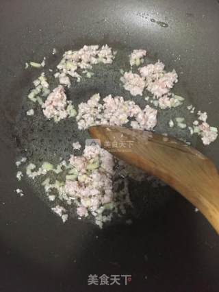 萝卜干青豆炒肉末的做法步骤：2