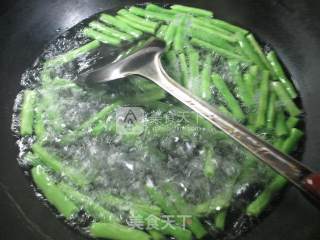 猪肉梅豆炒面的做法步骤：2