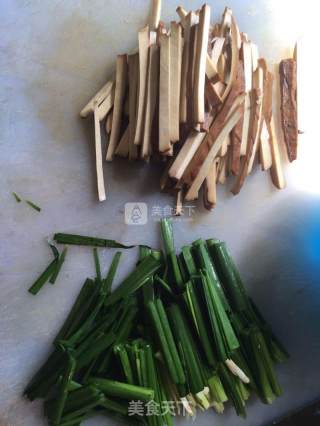 韭菜炒豆干的做法步骤：1