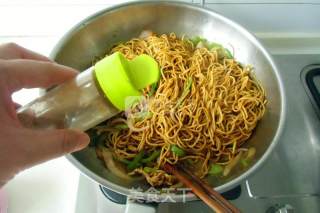 孜然青椒肉丝炒面的做法步骤：10