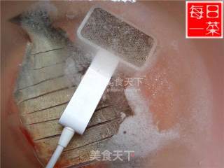 菜宝宝每日一菜：制作红烧鱼的做法步骤：2