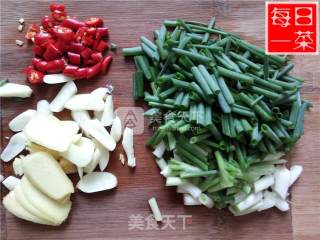 菜宝宝每日一菜：制作红烧鱼的做法步骤：4