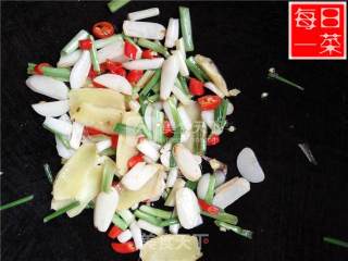 菜宝宝每日一菜：制作红烧鱼的做法步骤：5