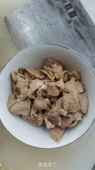 过油肉炒西葫芦片的做法步骤：1