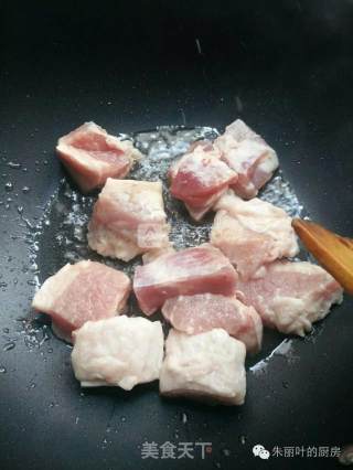一锅香喷喷滴板栗烧肉的做法步骤：2
