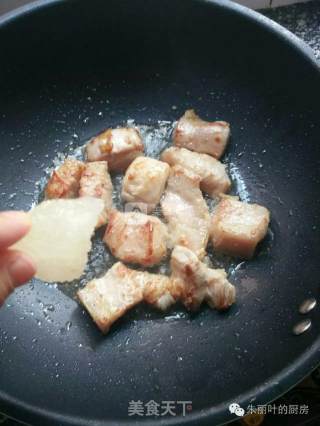 一锅香喷喷滴板栗烧肉的做法步骤：3
