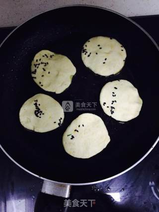 芝麻南瓜饼的做法步骤：9