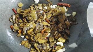 炒野生黄牛犊菌的做法步骤：6