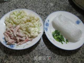 猪肉花菜煮粉丝的做法步骤：1