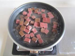 鸭血毛豆的做法步骤：2