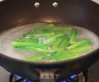 秋葵鸡蛋卷的做法步骤：1