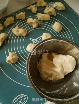 蛋黄酥的做法步骤：1