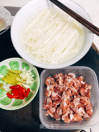 酸汤肥牛的做法步骤：1