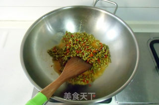 酸豆角炒鸡胗的做法步骤：3