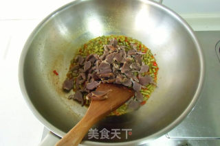 酸豆角炒鸡胗的做法步骤：4