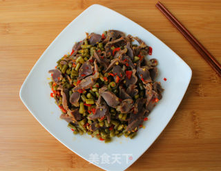 酸豆角炒鸡胗的做法步骤：5