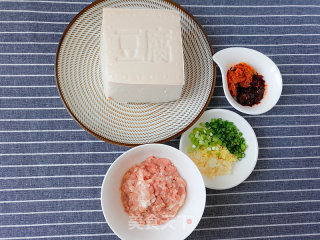 麻辣豆腐盖浇饭的做法步骤：1