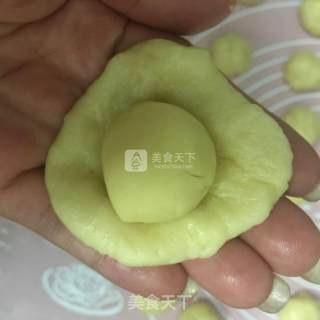 蛋黄酥的做法步骤：5