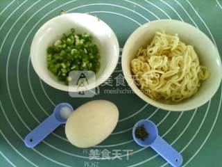 方便面鸟巢蛋的做法步骤：1