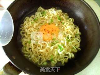方便面鸟巢蛋的做法步骤：7