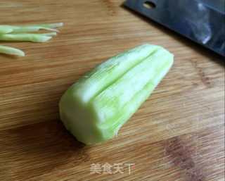 西蓝花炒鸡胸的做法步骤：3