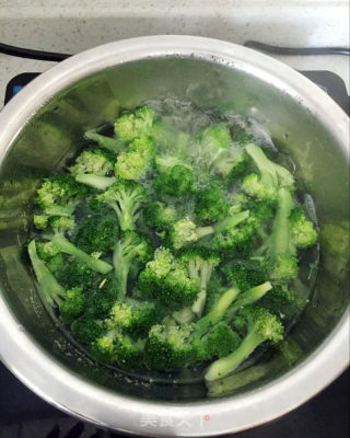 西蓝花炒鸡胸的做法步骤：8