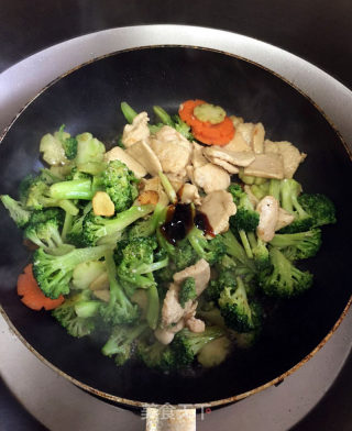 西蓝花炒鸡胸的做法步骤：12