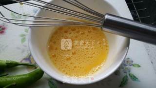 杭椒虾皮炒蛋的做法步骤：2