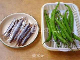 尖椒炒山坑鱼的做法步骤：1