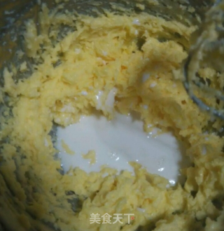 蛋黄椰丝球的做法步骤：6
