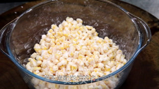 小菜一碟之【香煎玉米烙】的做法步骤：2