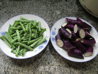 带豆炒茄子的做法步骤：1