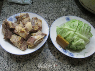 圆白菜牛排骨汤的做法步骤：1