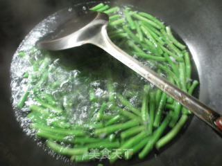 榨菜炒带豆的做法步骤：3