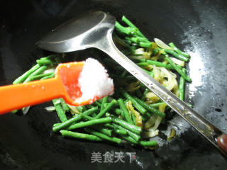 榨菜炒带豆的做法步骤：5