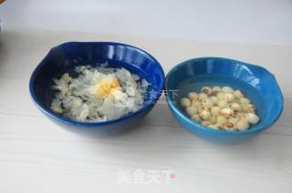 银耳百合汤的做法步骤：2