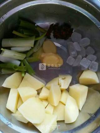 红烧肉烧土豆的做法步骤：1