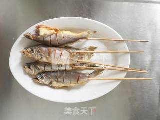 值得去尝试的一款烤小鱼——香辣烤小黄鱼的做法步骤：5
