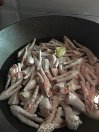 剁椒凉拌鸡爪的做法步骤：1