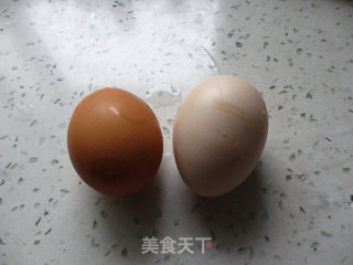 鲜花下的美食——百合蛋皮的做法步骤：2
