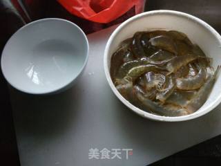 香脆凤尾虾的做法步骤：1
