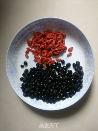泥鳅炖黑豆的做法步骤：2